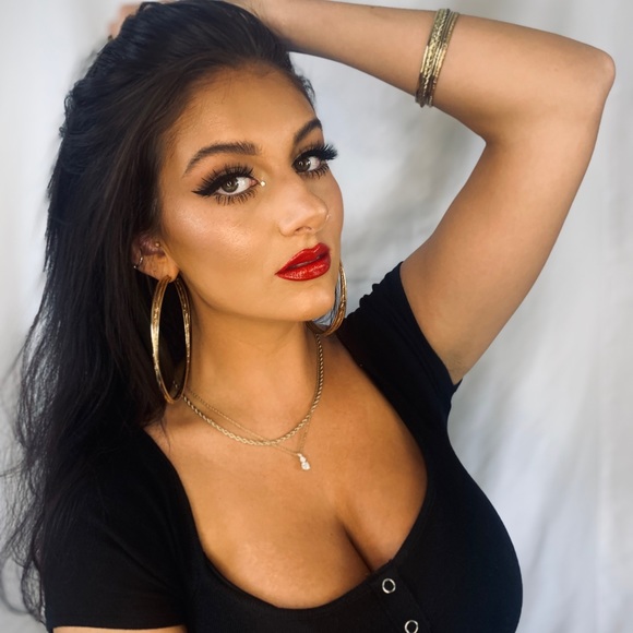 Welcome to my closet😊 - Picture 2 of 4